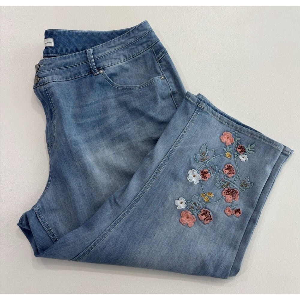 Cato Women 22W  Floral Embroidered Denim Capri Medium Wash Blue Jeans Y2K